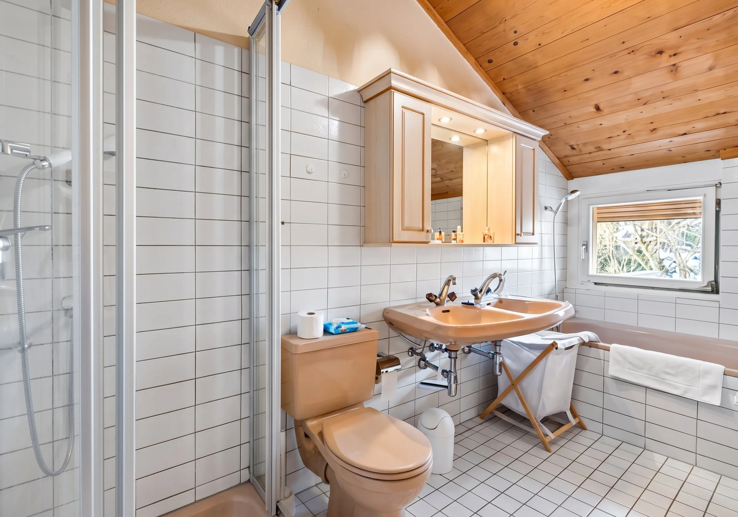 Salle de bain avec douche, baignoire et double vasque