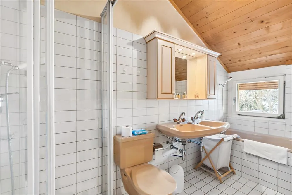 Salle de bains complète avec vue sur le lac