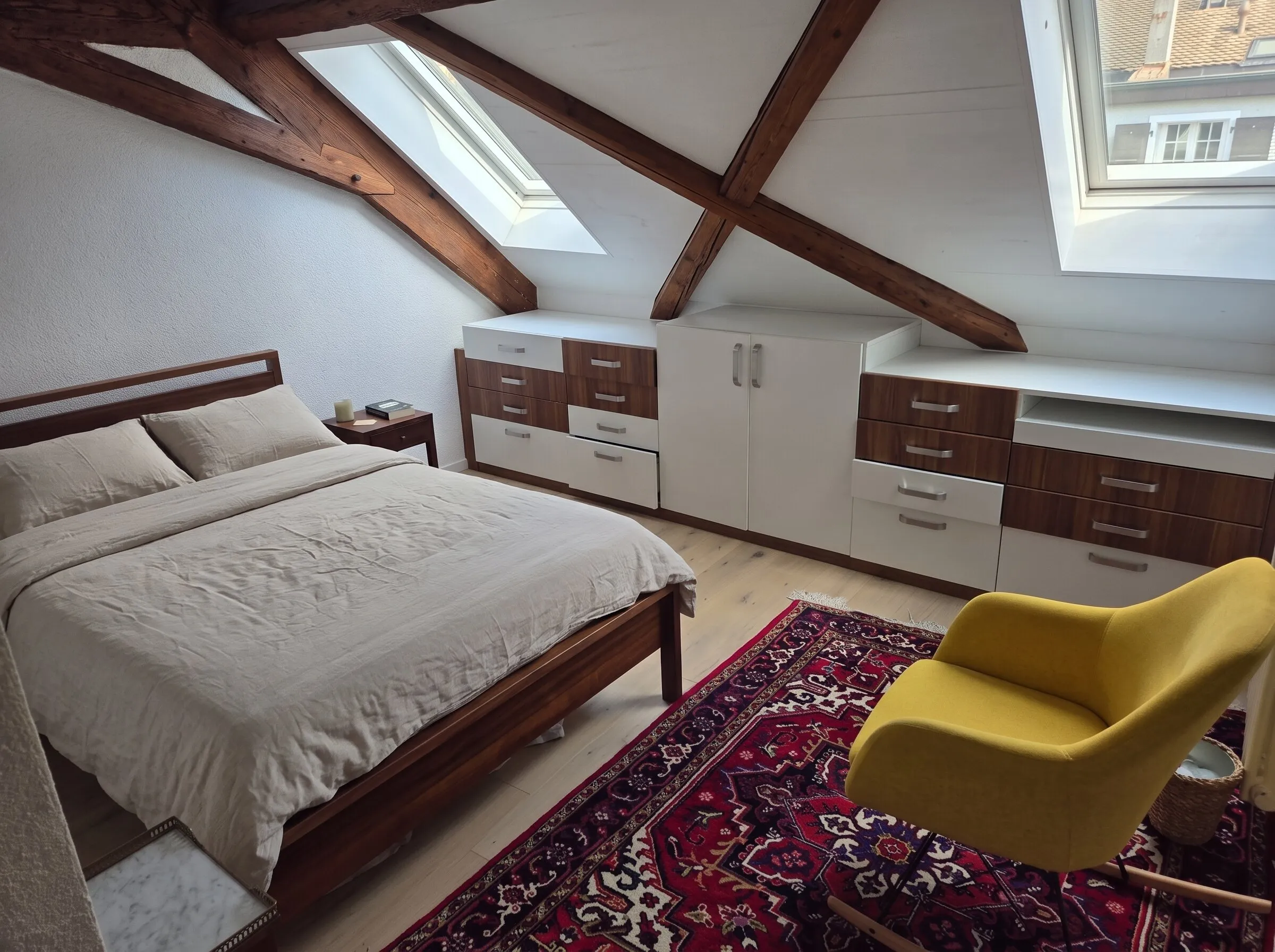 Chambre avec rangements intégrés sous la charpente et deux velux