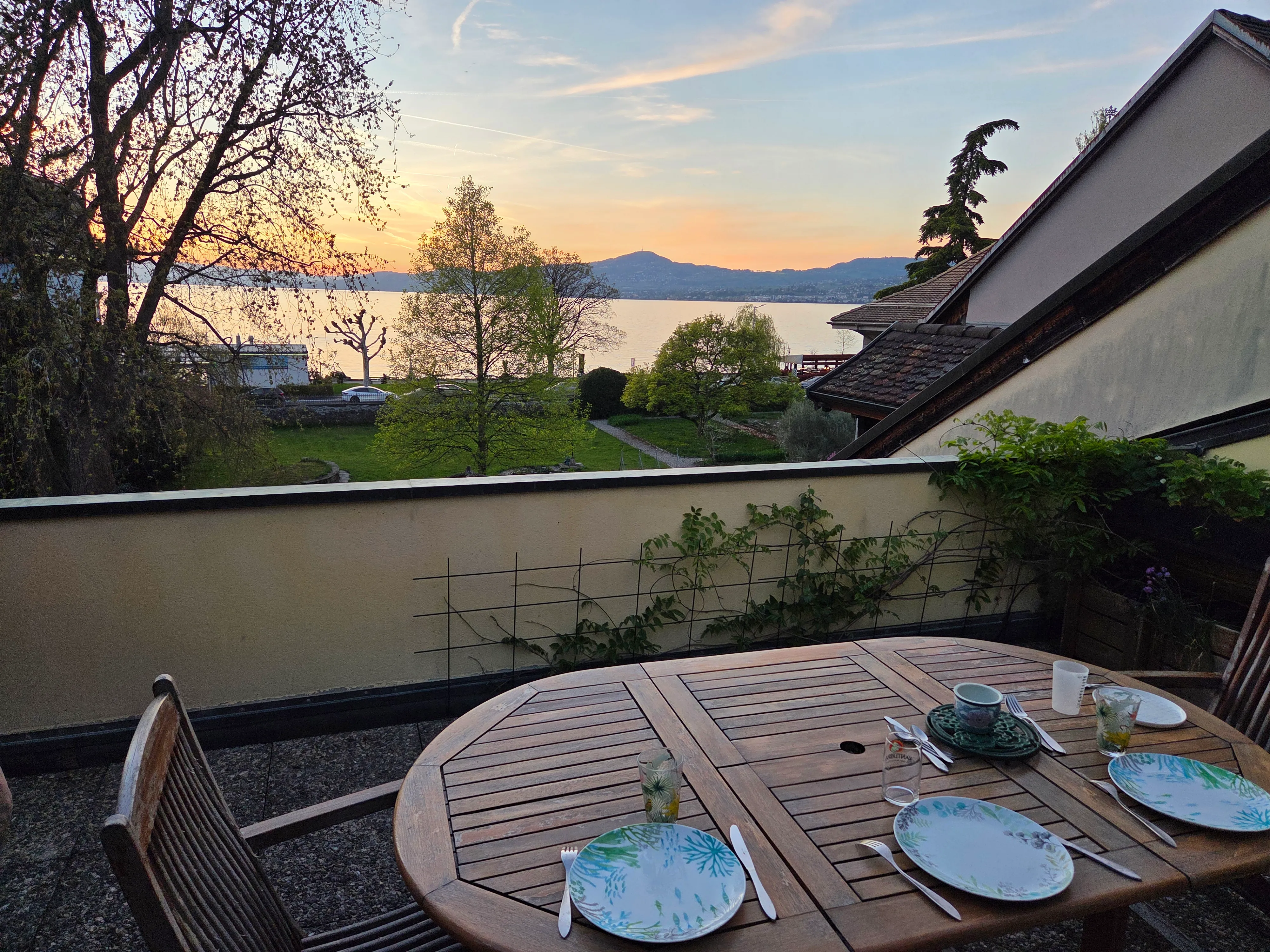 Vue sur le lac Léman depuis la terrasse du duplex, au coucher du soleil
