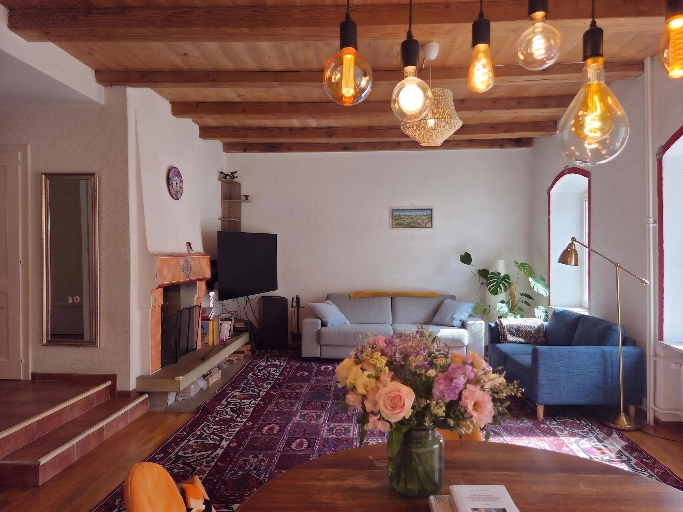 Salle à manger traversante baignée de lumière naturelle