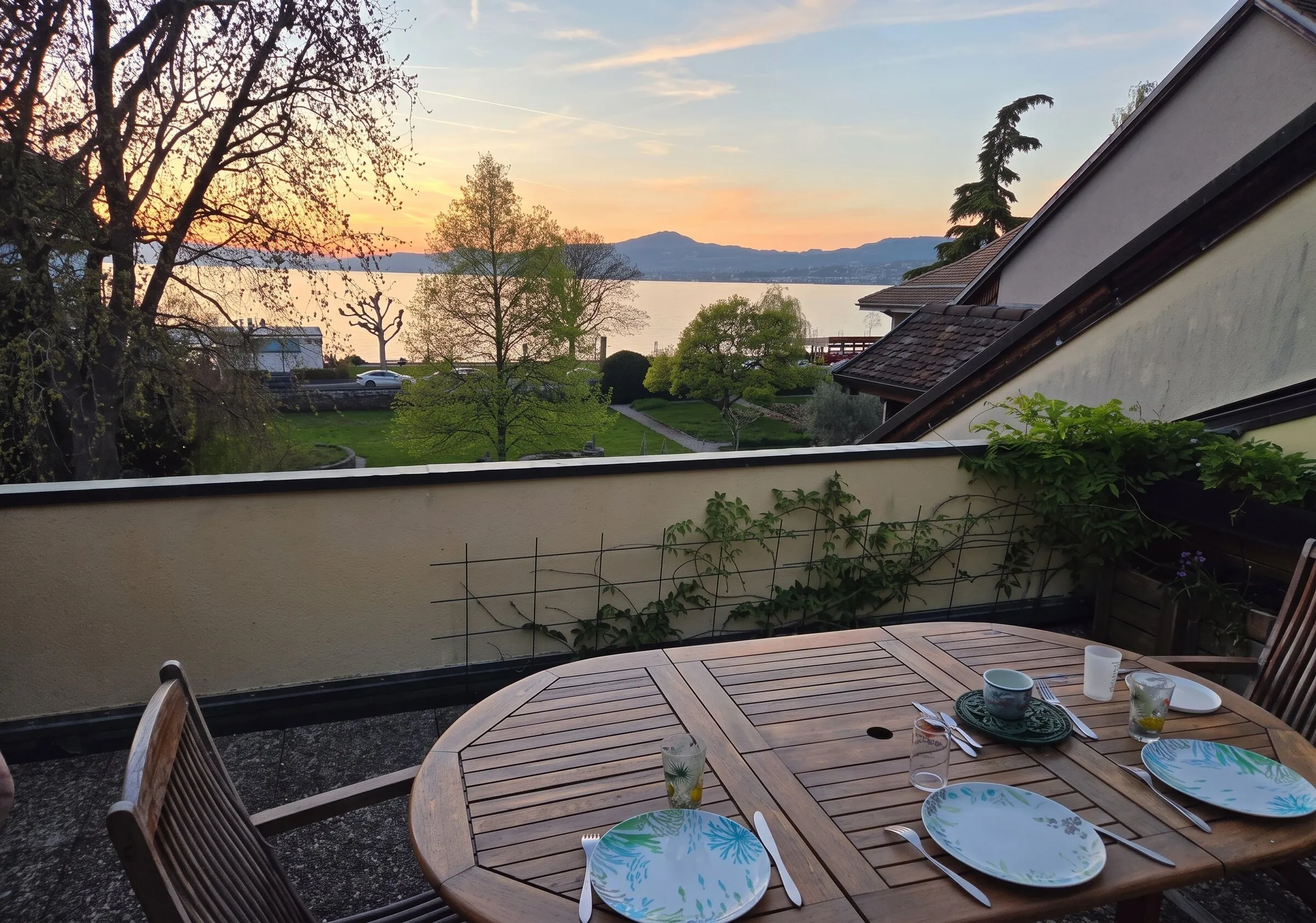 Vue sur le lac Léman depuis la terrasse, au coucher du soleil